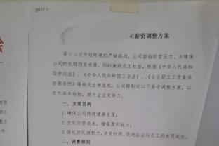 我呸！霍奇森不满判罚找裁判理论！转身后朝地上狠狠呸了一口！